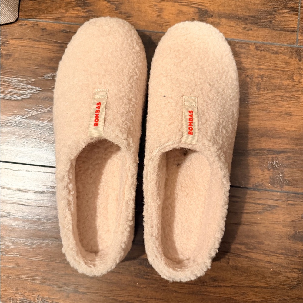 Bombas Beige Fleece Slippers